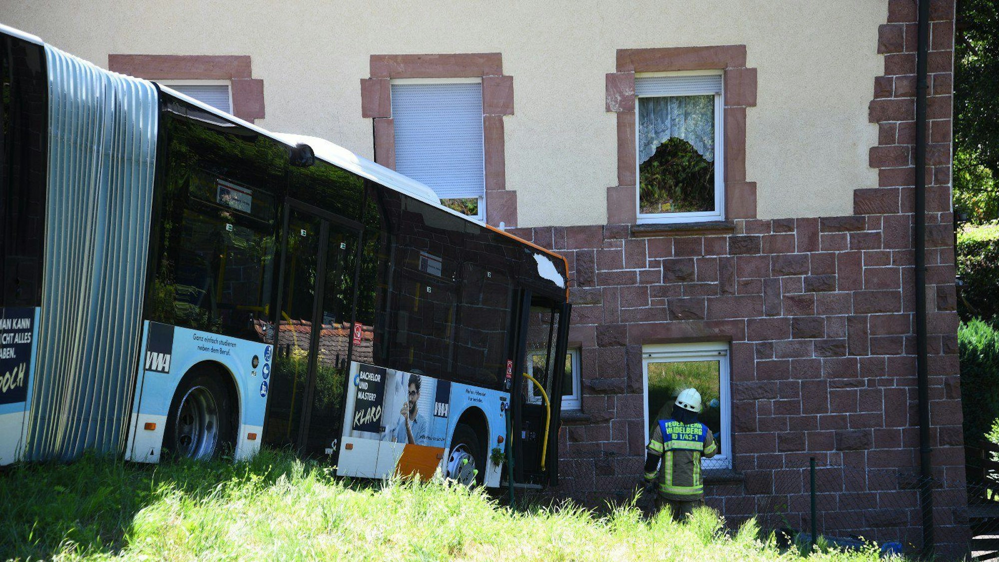 Ein Linienbus ist am 6. Juli 2022 in ein Wohnhaus in Heidelberg gefahren.