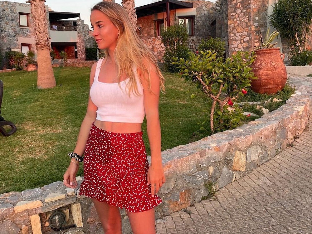 Fußball-Nationalspielerin Giulia Gwinn posiert im Urlaub.