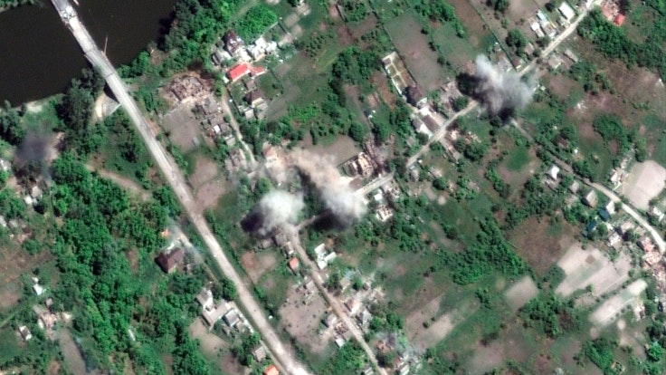 Dieses von Maxar Technologies bereitgestellte Satellitenbild zeigt aktiven Artilleriebeschuss und aufsteigenden Rauch in Bohorodychne, nordwestlich der Stadt Slowjansk
