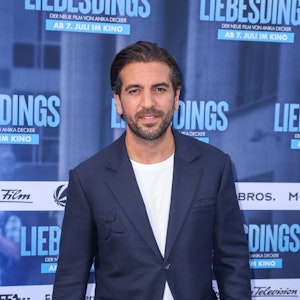 Elyas M’Barek, hier bei der Premiere des Films „Liebesdings“ im Juni 2022 in Berlin, hat nun Klartext gesprochen. Der Filmtrailer wurde von den Öffentlich-Rechtlichen massiv gekürzt.