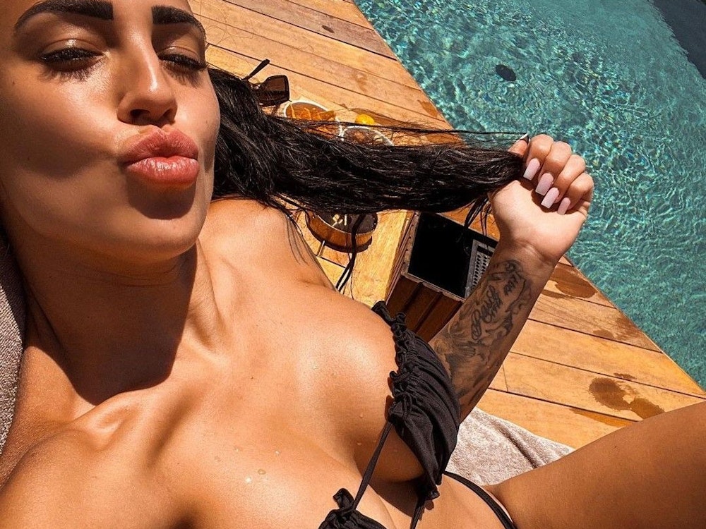 Elena Miras posiert im Urlaub in einem Bikini am Pool.