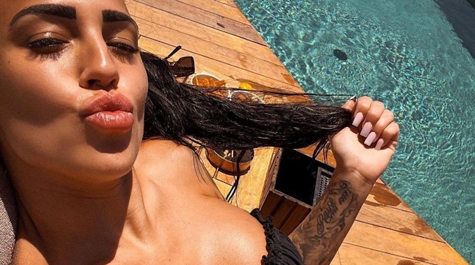 Elena Miras posiert im Urlaub in einem Bikini am Pool.