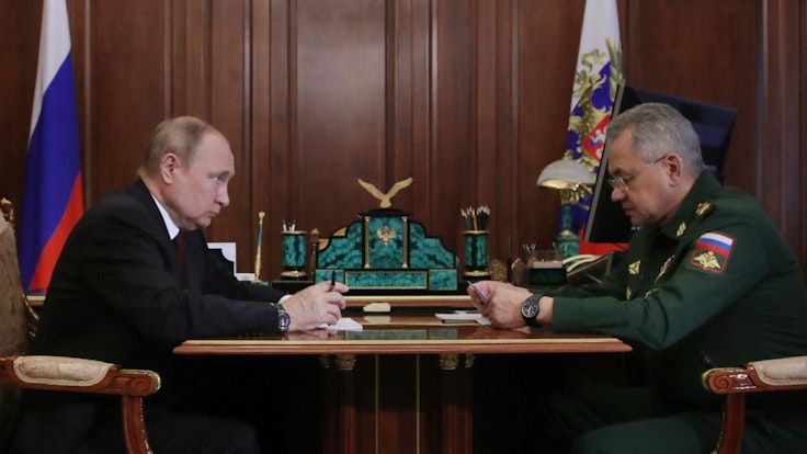 Das Foto zeigt den russischen Präsidenten Wladimir Putin gemeinsam mit dem Verteidigungsminister Sergei Shoigu am 4. Juli 2022.