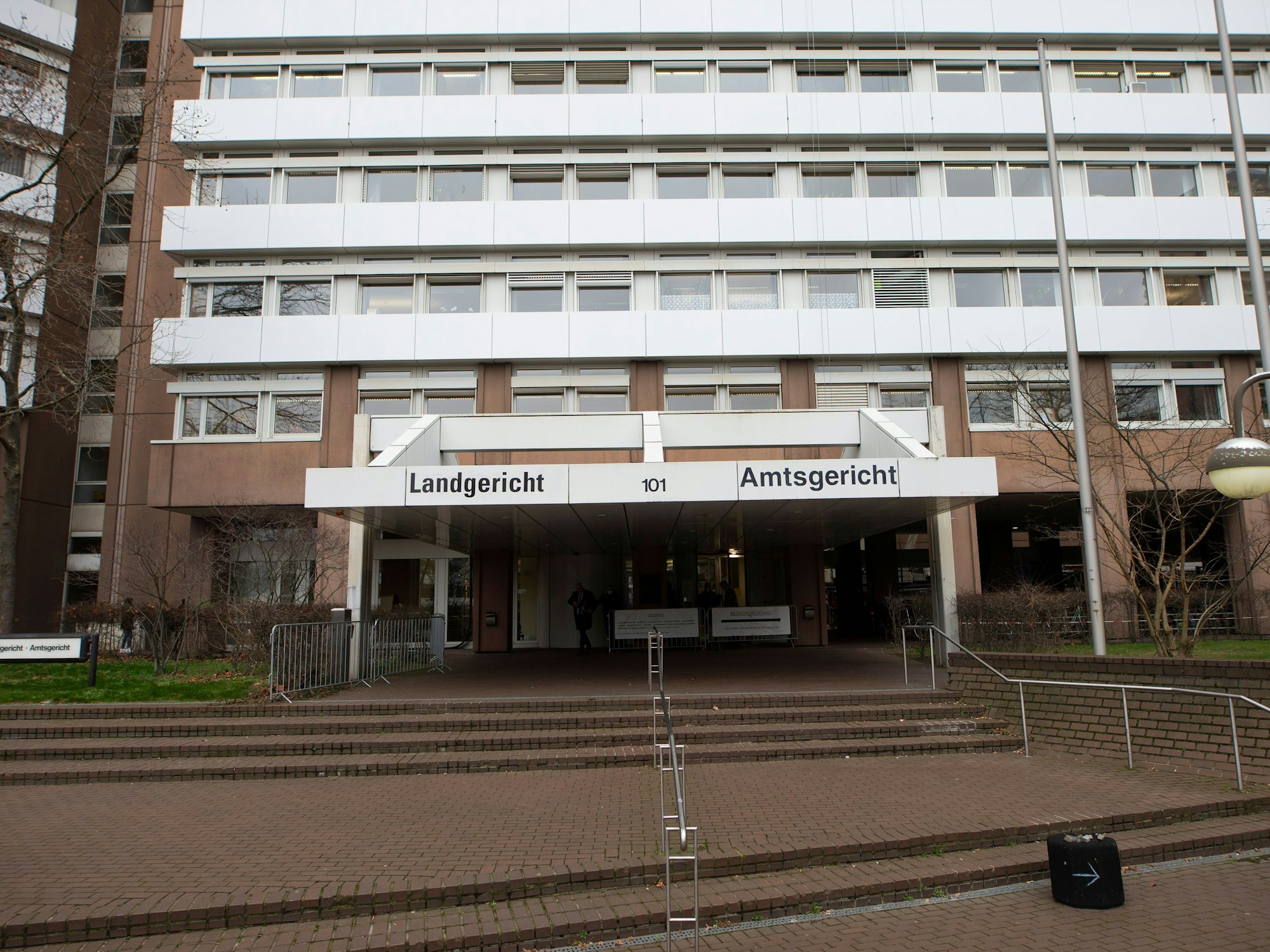 Das Foto zeigt den Eingang zum Kölner Landgericht und Amtsgericht, aufgenommen im Januar 2022.