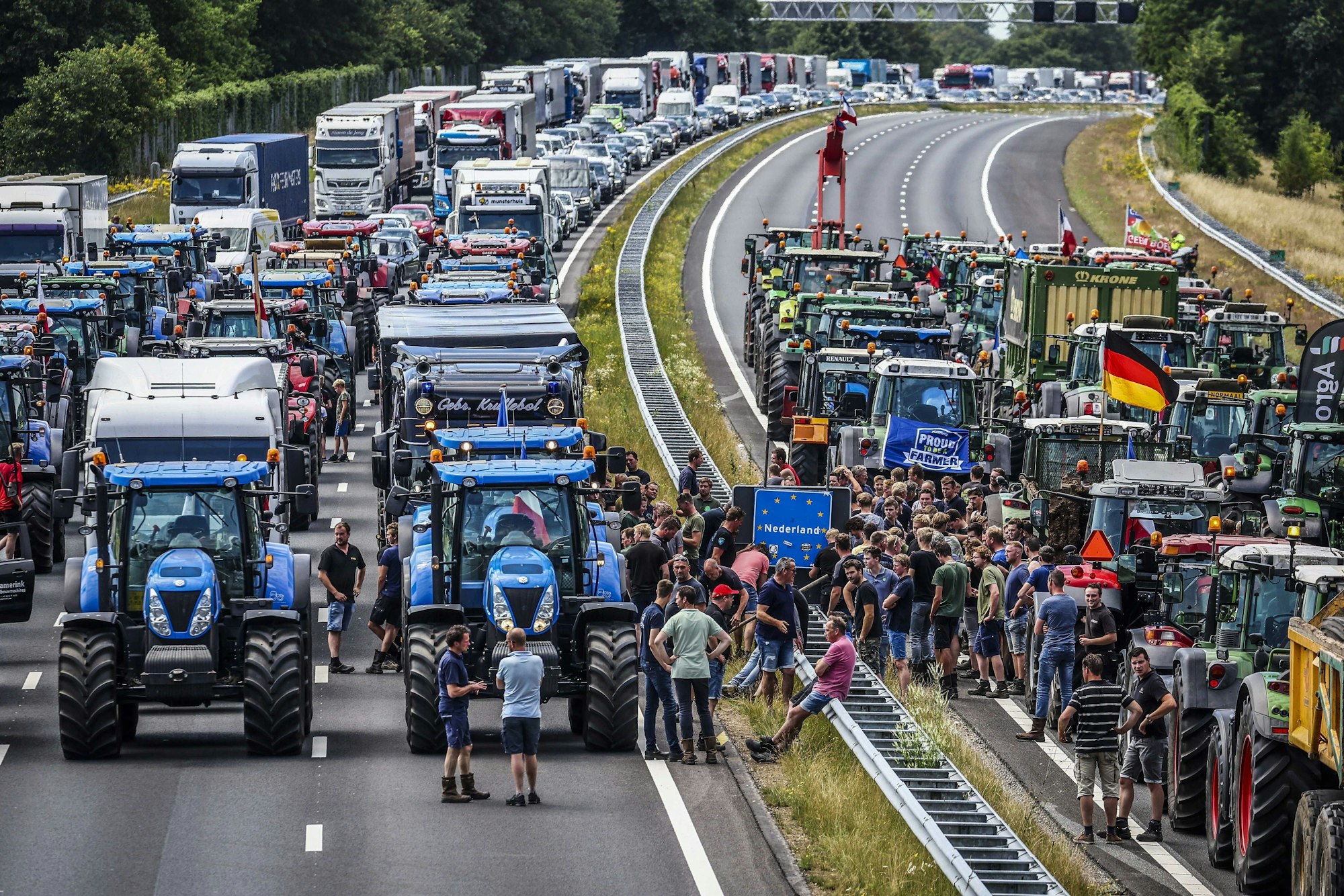 Bauern und Bäuerinnen haben bei einer Protestaktion auf der Autobahn A1 ein Schild von der niederländisch-deutschen Grenze entfernt.