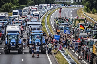 Bauern und Bäuerinnen haben bei einer Protestaktion auf der Autobahn A1 ein Schild von der niederländisch-deutschen Grenze entfernt.