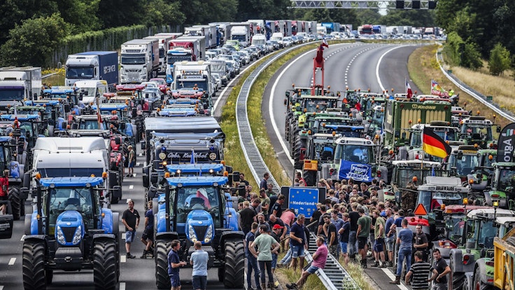 Bauern und Bauerinnen haben bei einer Protestaktion auf der Autobahn A1 ein Schild von der niederländisch-deutschen Grenze entfernt.