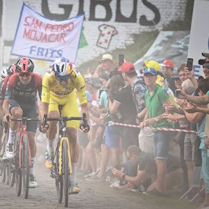 Die Fahrer der Tour de France müssen in der fünften Etappe über eine Kopfsteinpflasterpassage fahren.