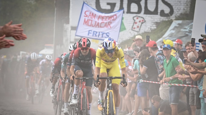 Die Fahrer der Tour de France müssen in der fünften Etappe über eine Kopfsteinpflasterpassage fahren.