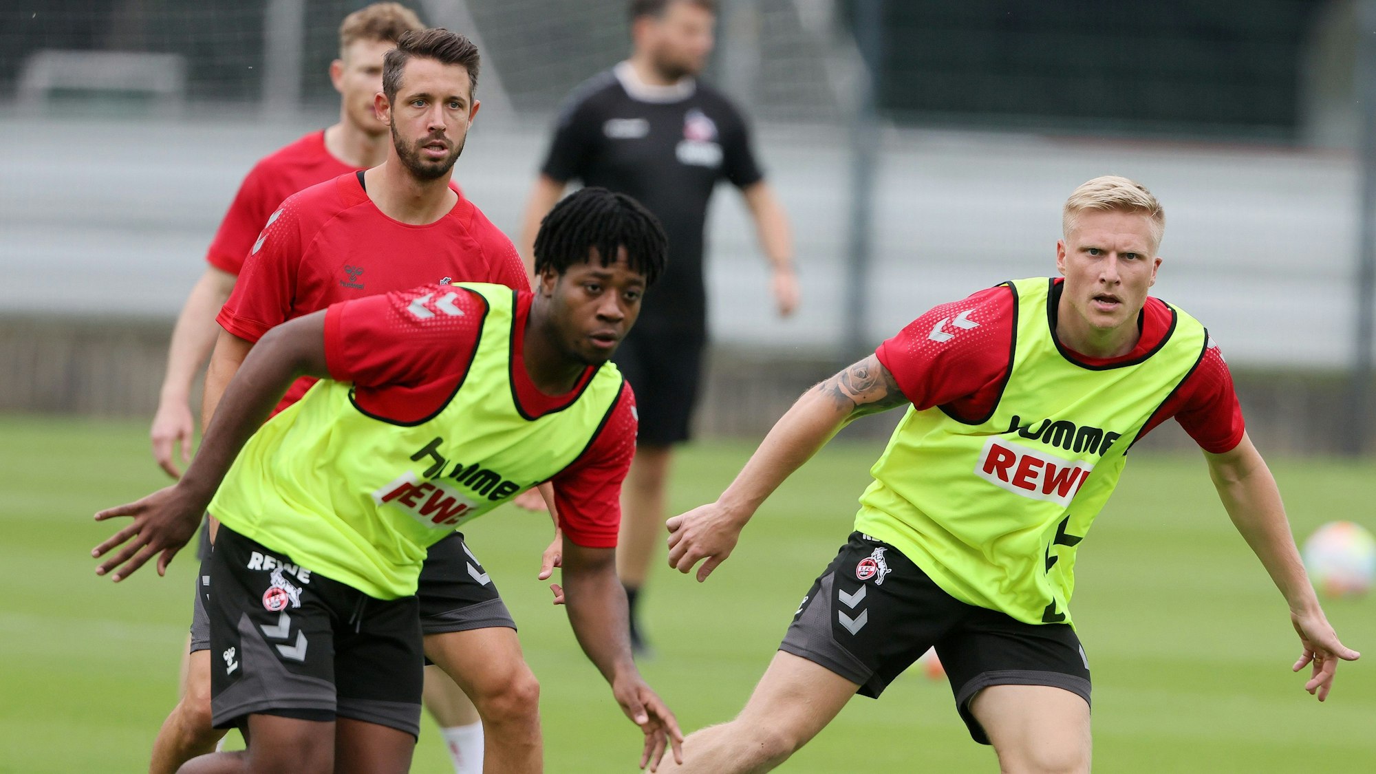 Bright Arrey-Mbi schaut im Training des 1. FC Köln auf den Ball