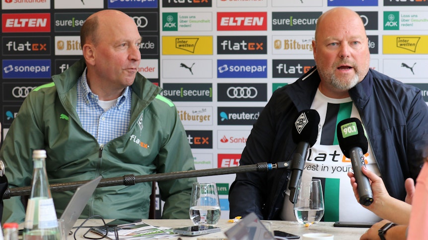 Gladbach-Geschäftsführer Stephan Schippers (l.) und Flatex-Chef Frank Niehage (r.), hier zu sehen am 7. Juli 2022 bei einer Pressekonferenz im Seehotel Überfahrt in Rottach-Egern.