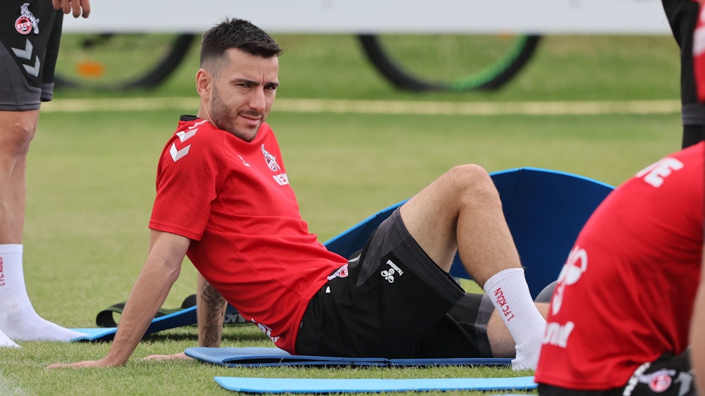 Sargis Adamyan sitzt im Training des 1. FC Köln auf einer Gymnastik-Matte.