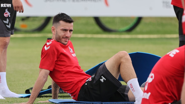 Sargis Adamyan sitzt im Training des 1. FC Köln auf einer Gymnastik-Matte.
