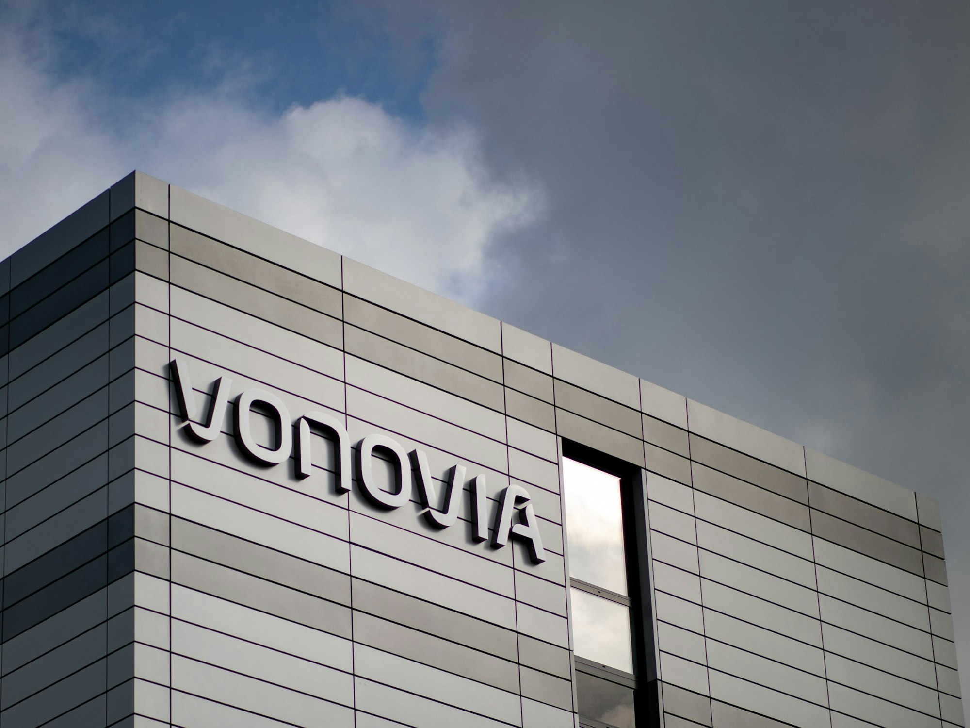 Der Schriftzug des Wohnungsunternehmens «Vonovia» hängt an der Firmenzentrale.
