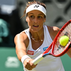 Tatjana Maria schlägt den Ball im Tennis-Match in Wimbledon gegen Ons Jabeur