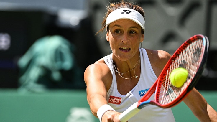 Tatjana Maria schlägt den Ball im Tennis-Match in Wimbledon gegen Ons Jabeur