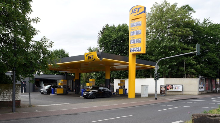 Eine JET-Tankstelle auf der Aachener Straße in Köln-Weiden.