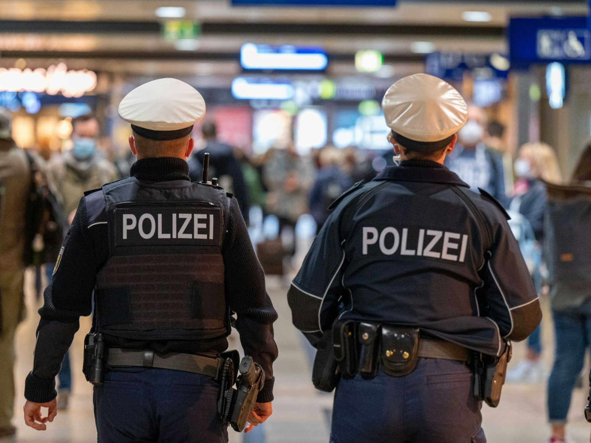 Polizeibeamte patrouillieren am 5. Oktober 2021 im Kölner Hauptbahnhof.