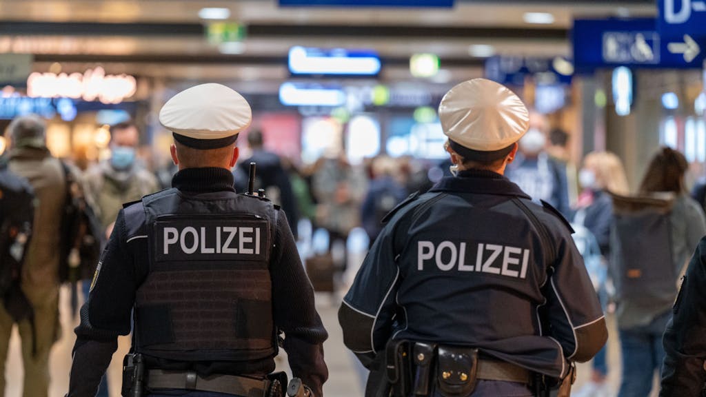 Polizeibeamte patrouillieren am 5. Oktober 2021 im Kölner Hauptbahnhof.&nbsp;