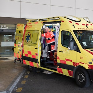 Ein Krankenwagen steht vor dem Universitäts-Krankenhaus von Mallorca.