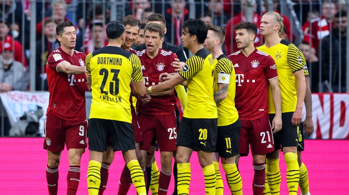 Rudelbildung nach einem Foul von Dortmunds Marius Wolf (nicht im Bild) an Münchens Thomas Müller.