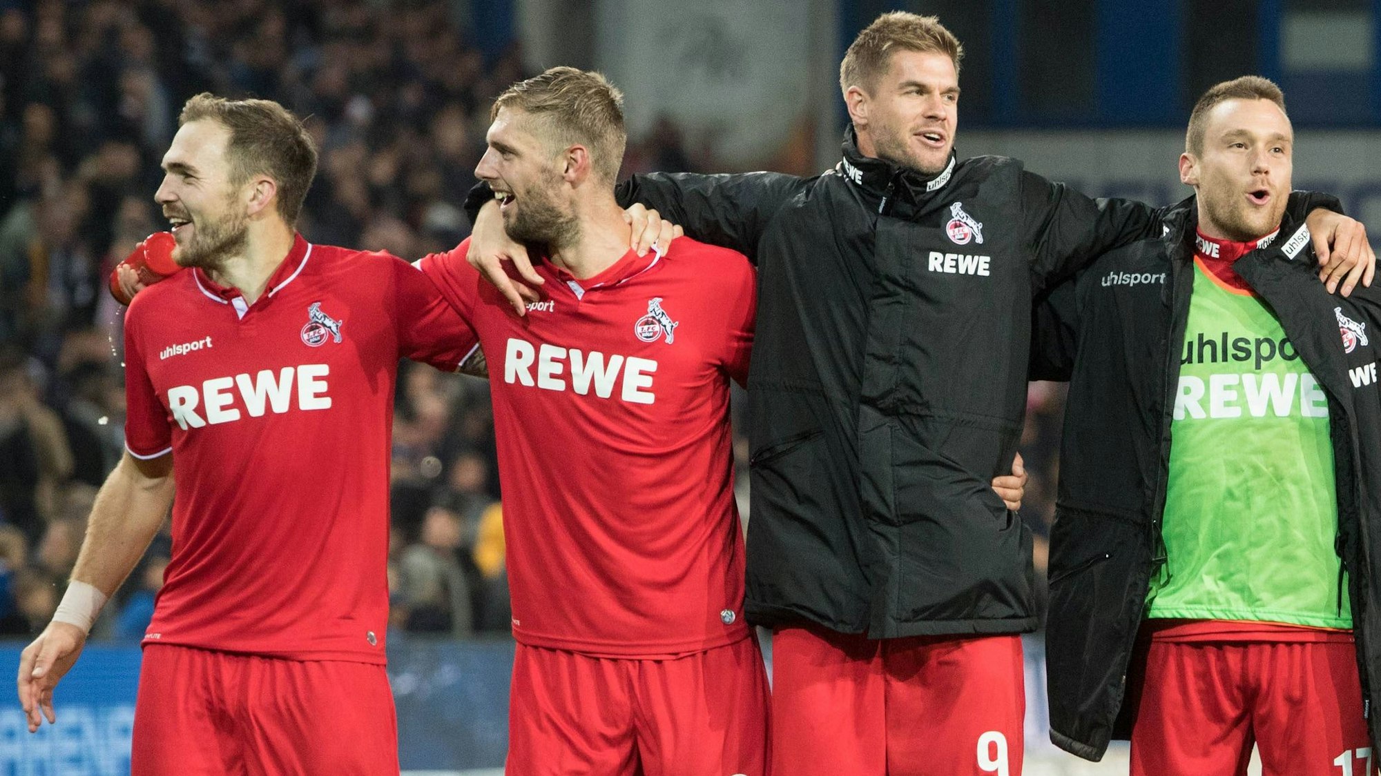 Lasse Sobiech (2.v.l.) feiert den Sieg des 1. FC Köln in Bielefeld am 28. September 2018 mit Rafael Czichos, Simon Terodde und Christian Clemens (v.l.).imago/Sven Simon