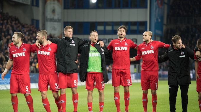 Lasse Sobiech (2.v.l.) feiert den Sieg des 1. FC Köln in Bielefeld am 28. September 2018 mit Rafael Czichos, Simon Terodde und Christian Clemens (v.l.).<br>imago/Sven Simon