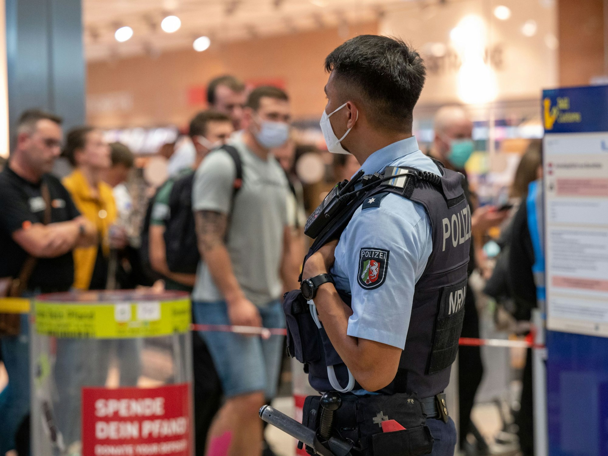 Das Foto vom 8. Juli 2022 zeigt einen Landespolizisten am Flughafen Köln/Bonn.