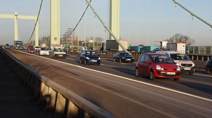 Autos befahren die Rodenkirchener Brücke in Köln.
