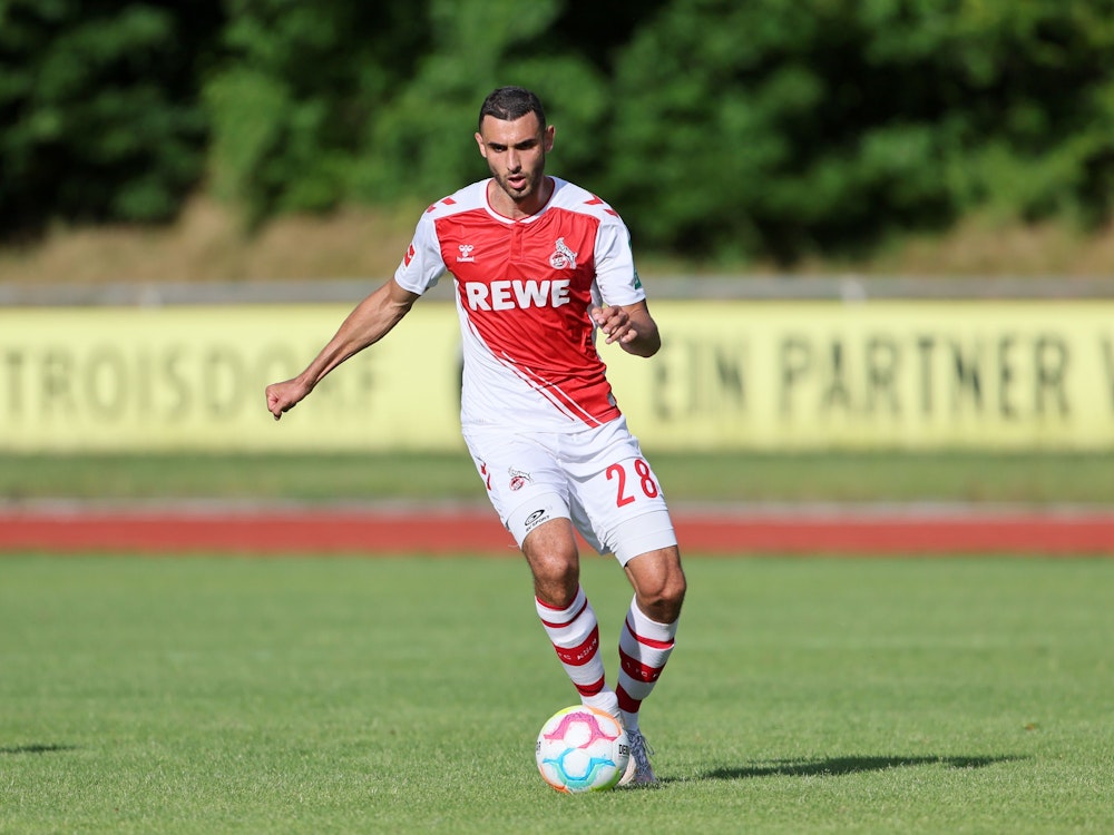 Ellyes Skhiri spielte erstmals im neuen Heimtrikot des 1. FC Köln.