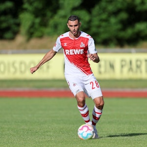 Ellyes Skhiri spielte erstmals im neuen Heimtrikot des 1. FC Köln.