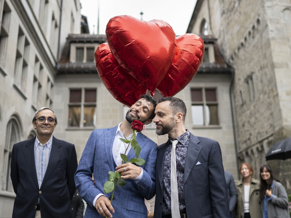 In der Schweiz wurde die Ehe für alle erst am 1. Juli 2022 eingeführt. Das Foto aus Zürich zeigt das schwule Paar Luca Morreale (links) und seinen Partner, jetzt Ehemann, Stefano Perfetti, bei deren Umwandlung der eingetragenen Partnerschaft in eine Ehe.