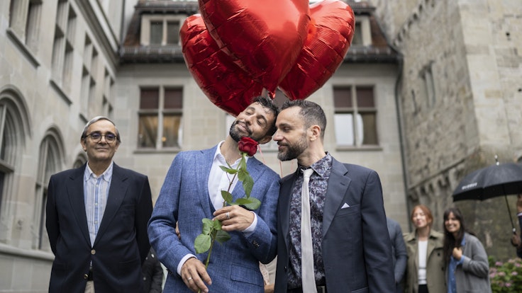 In der Schweiz wurde die Ehe für alle erst am 1. Juli 2022 eingeführt. Das Foto aus Zürich zeigt das schwule Paar Luca Morreale (links) und seinen Partner, jetzt Ehemann, Stefano Perfetti, bei deren Umwandlung der eingetragenen Partnerschaft in eine Ehe.