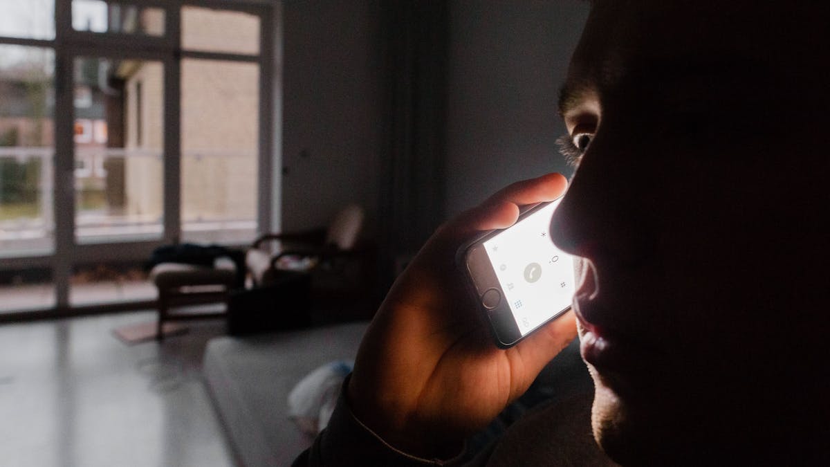 Polizei und Bundeskriminalamt warnen vor sogenannten „Spoofing“-Anrufen. Das Symbolfoto zeigt einen Mann, der mit einem Smartphone telefoniert.