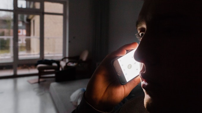 Polizei und Bundeskriminalamt warnen vor sogenannten „Spoofing“-Anrufen. Das Symbolfoto zeigt einen Mann, der mit einem Smartphone telefoniert.