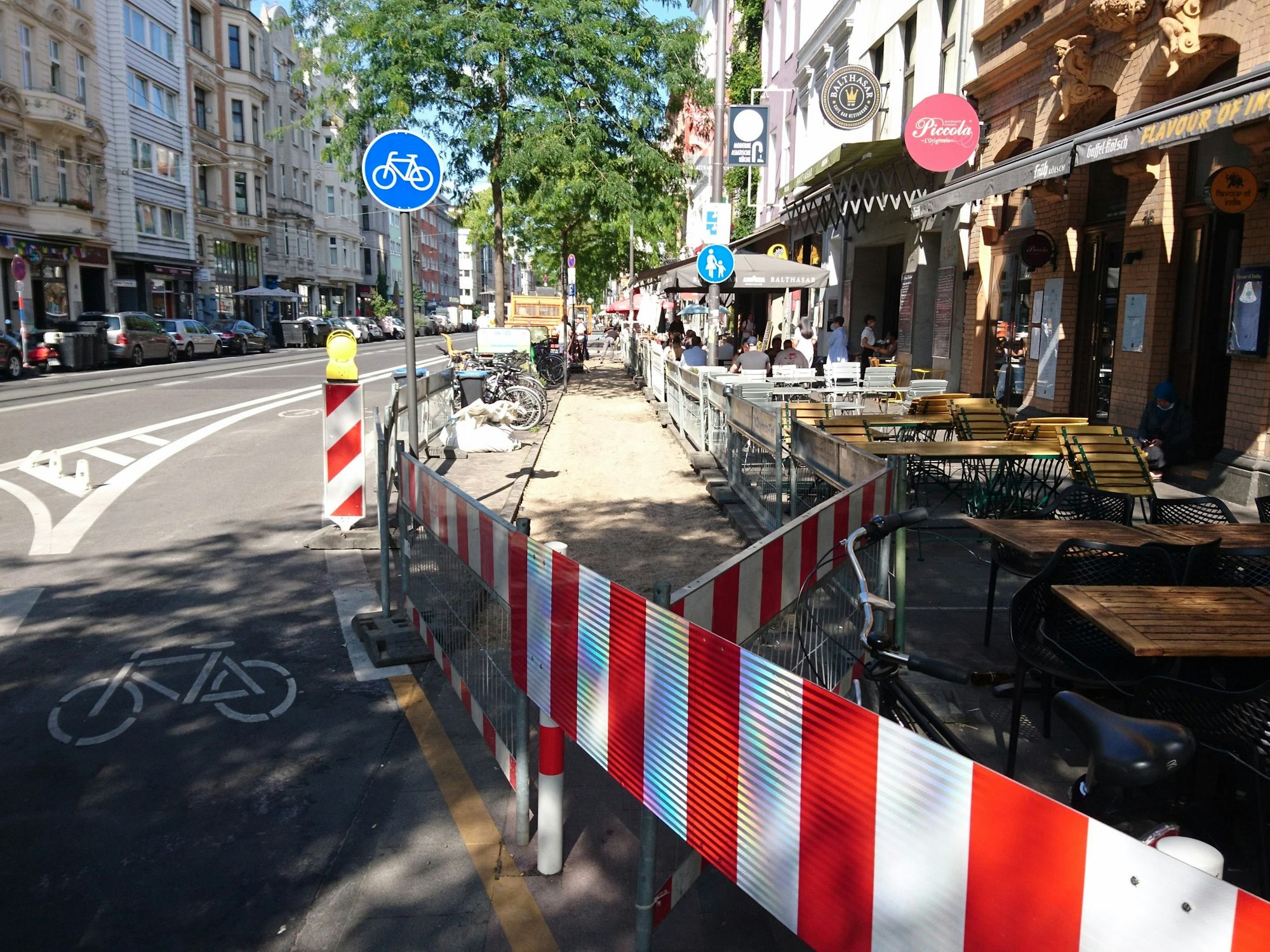Die Baustelle für den Rückbau des Radwegs auf der Aachener Straße in Köln haben begonnen.