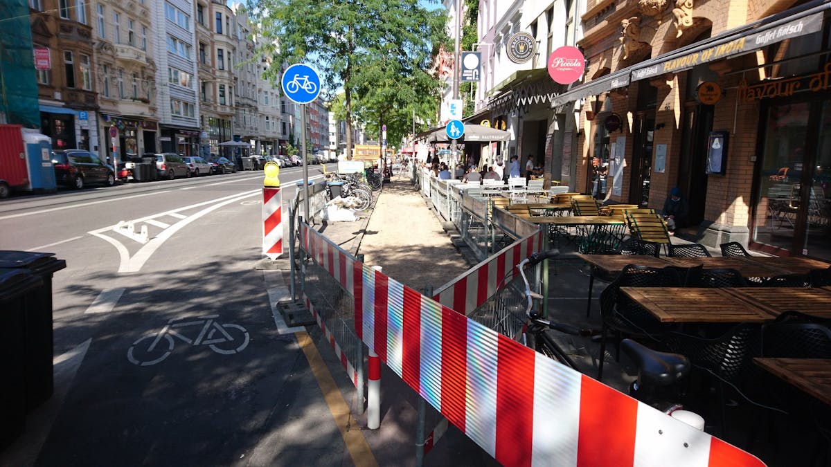 Die Baustelle für den Rückbau des Radwegs auf der Aachener Straße in Köln haben begonnen.&nbsp;