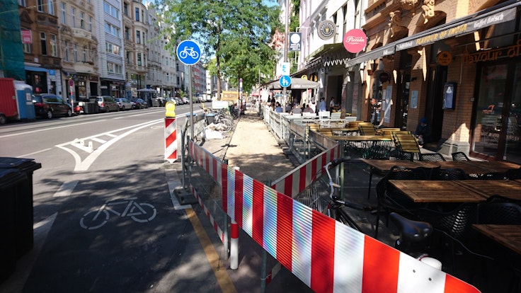 Die Baustelle für den Rückbau des Radwegs auf der Aachener Straße in Köln haben begonnen.