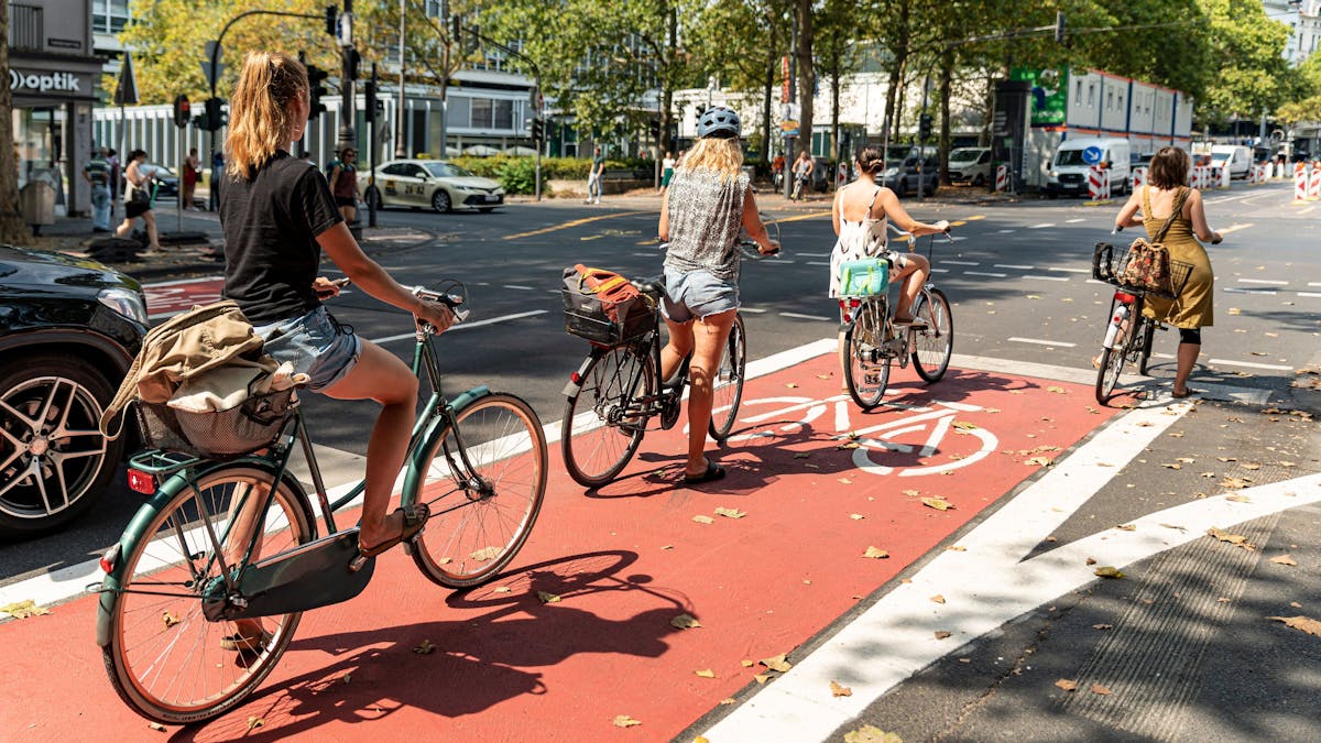 Das Foto aus dem Jahr 2020 zeigt Fahrradfahrerinnen in der Kölner Innenstadt auf dem Radfahrerweg.