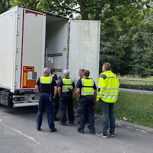 DIe Kölner Polizei hat einen Lkw aus dem Verkehr gezogen, der zehn Tonnen ungesicherten Sprengstoff geladen hatte.