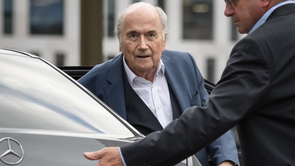 Sepp Blatter steigt vor einem Gerichtstermin aus einem Auto aus.