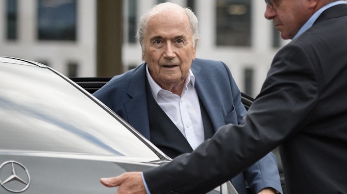 Sepp Blatter steigt vor einem Gerichtstermin aus einem Auto aus.