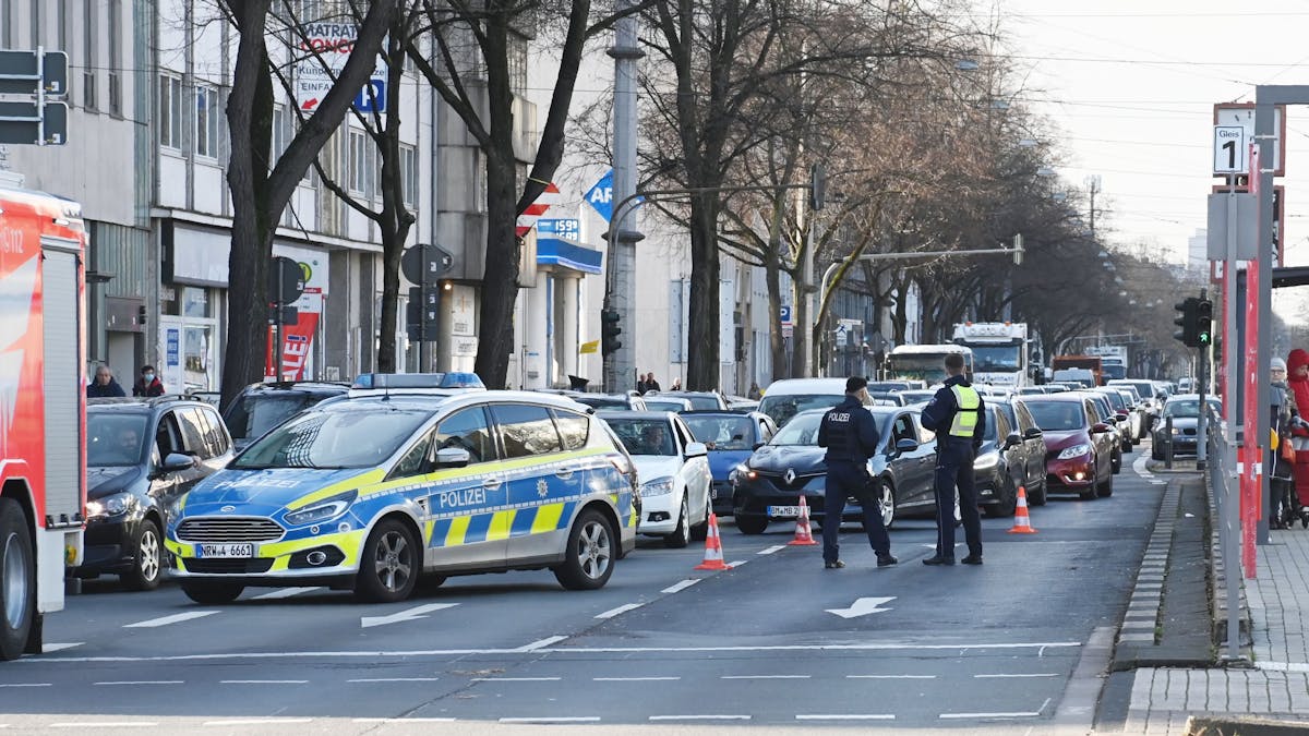 Die Polizei hat aufgrund eines Unfalls die Aachener Straße einspurig gesperrt.