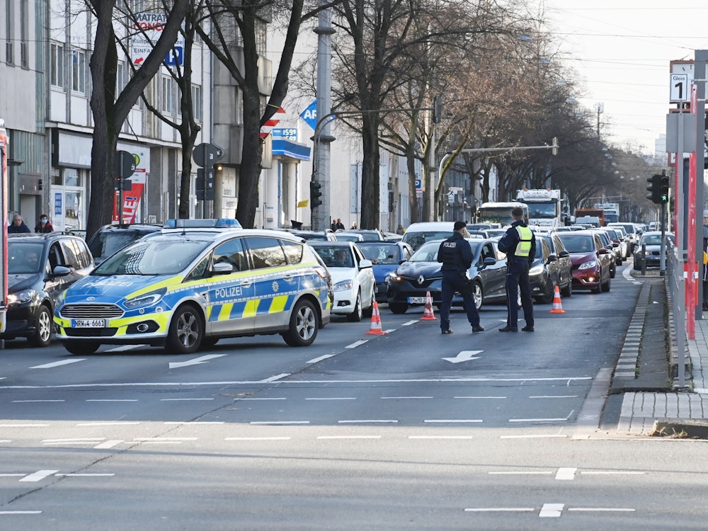 Die Polizei hat aufgrund eines Unfalls die Aachener Straße einspurig gesperrt.