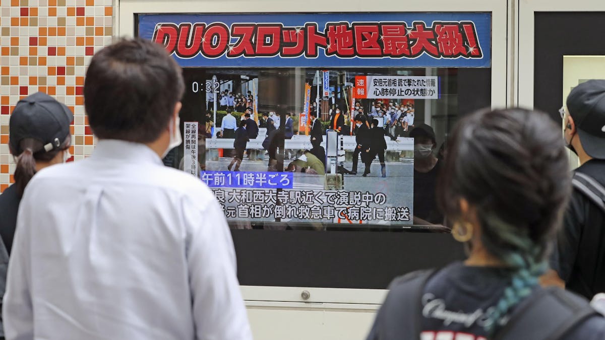 Auf einem Bildschirm an einer Straße im Tokioter Stadtteil Yurakucho werden Nachrichten über den Anschlag auf Japans ehemaligen Premierminister Shinzo Abe gezeigt.