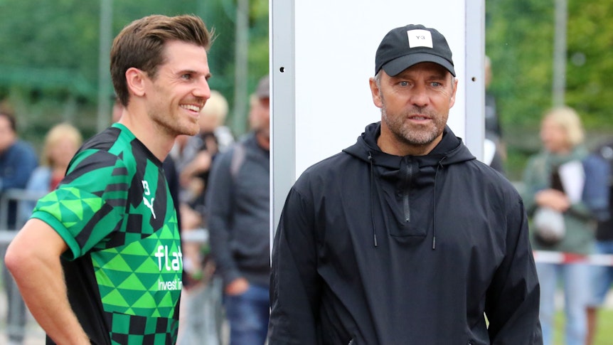 Jonas Hofmann von Borussia Mönchengladbach (li.) und DFB-Bundestrainer Hansi Flick (re.) am 7. Juni 2022 im Trainingslager des Bundesligisten in Rottach-Egern.
