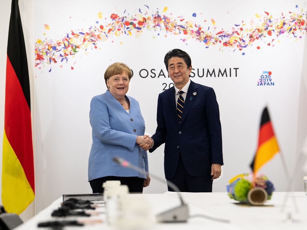 Bundeskanzlerin Angela Merkel (CDU) und Shinzo Abe, Ex-Premierminister von Japan, trafen sich im Juni 2019 am Rande des G20-Gipfels zu einem bilateralen Gespräch in Osaka. Am 8. Juli 2022 wurde Abe von einem Attentäter ermordet.