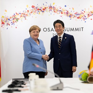 Bundeskanzlerin Angela Merkel (CDU) und Shinzo Abe, Ex-Premierminister von Japan, trafen sich im Juni 2019 am Rande des G20-Gipfels zu einem bilateralen Gespräch in Osaka. Am 8. Juli 2022 wurde Abe von einem Attentäter ermordet.