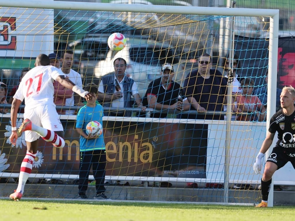 Anthony Modeste drückt den Ball ins Tor und erzielt damit das 3:0 gegen den SC Austria Lustenau.