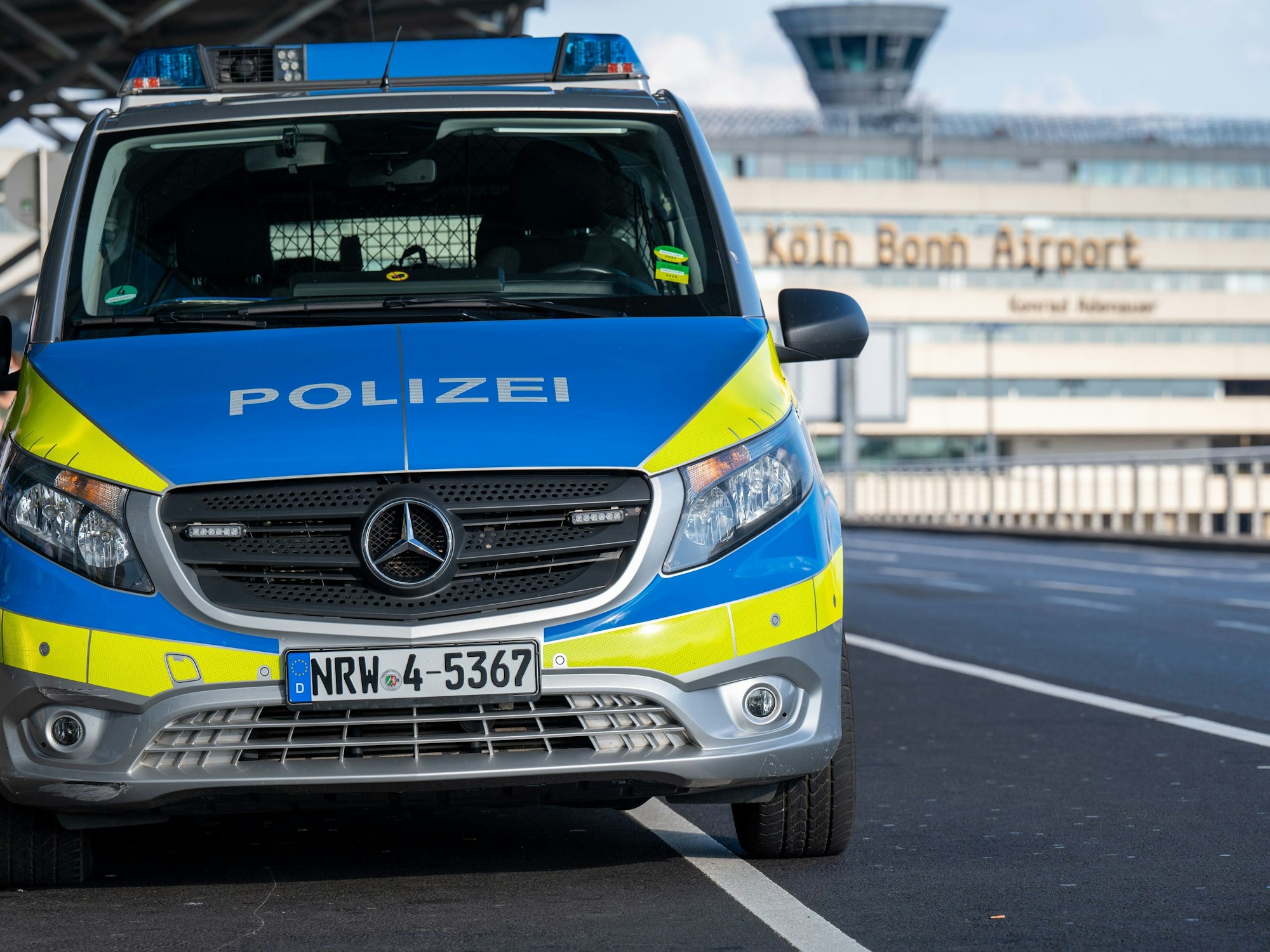 Das Foto zeigt ein Polizeifahrzeug der Landespolizei am 8. Juli 2022 vor dem Flughafen Köln/Bonn.